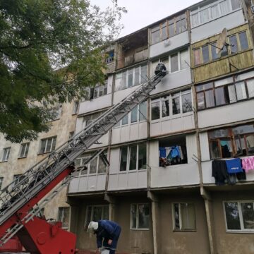 В Калуші рятувальники через балкон “достукались” до власника квартири В Калуші рятувальники через балкон “достукались” до власника квартири