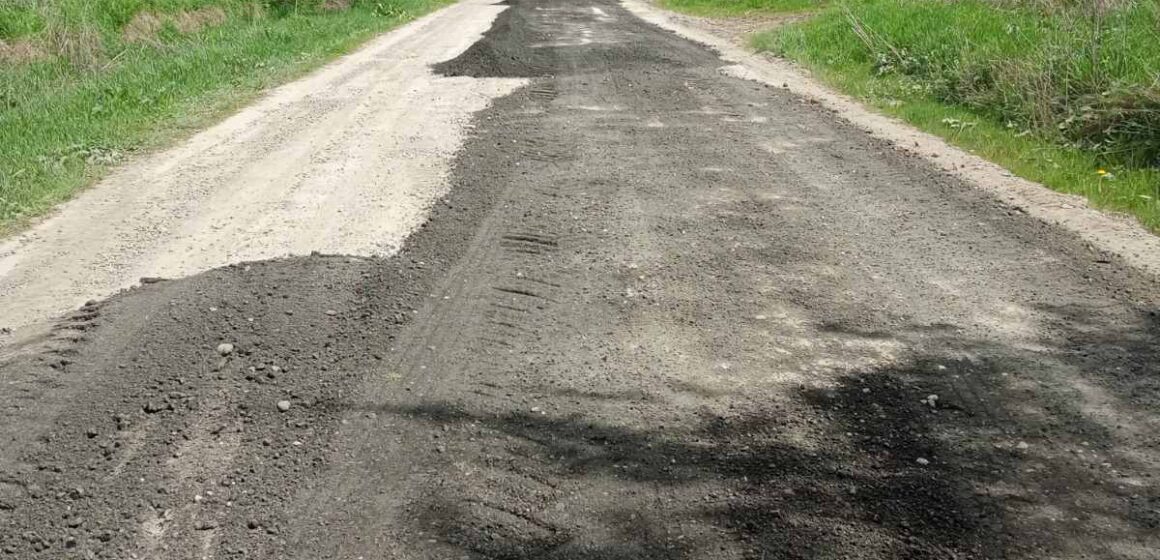 Робота кипить: у Бурштинській громаді триває ремонт доріг (ФОТО)