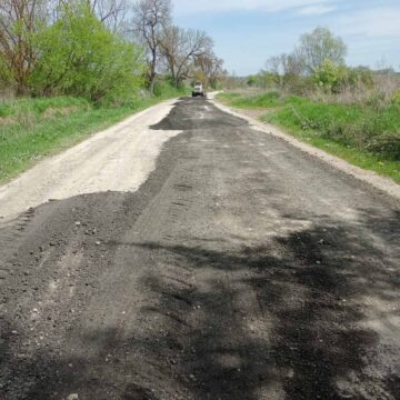 Робота кипить: у Бурштинській громаді триває ремонт доріг (ФОТО)