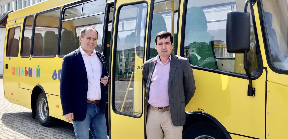 Коломийський ліцей №4 імені Сергія Лисенка отримав новий шкільний автобус