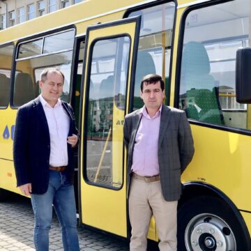 Коломийський ліцей №4 імені Сергія Лисенка отримав новий шкільний автобус