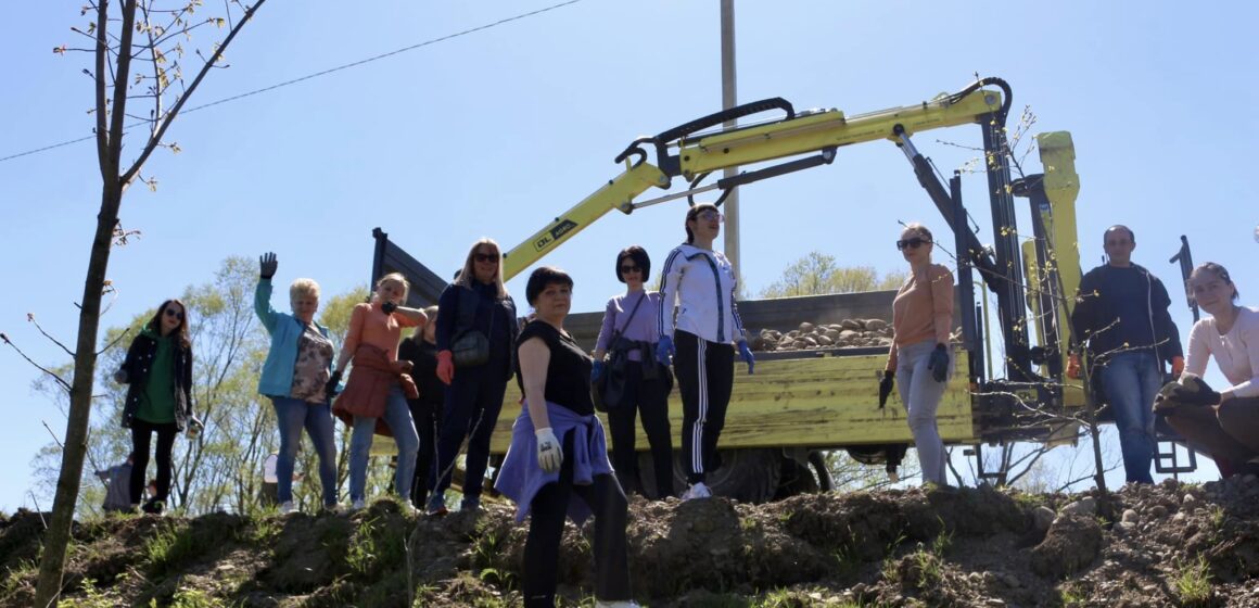 Працівники Коломийської міськради власноруч навели лад на дамбі (ФОТО)