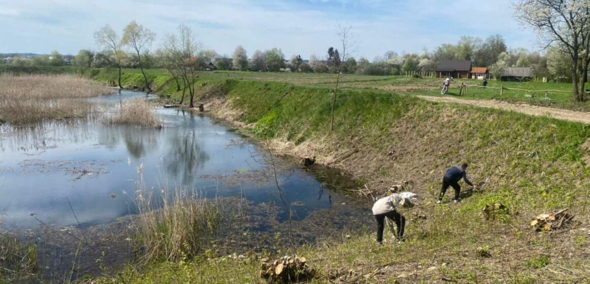 До справи взялась молодь: в Іванівцях на Коломийщині облаштовують нову відпочинкову зону (ФОТО)
