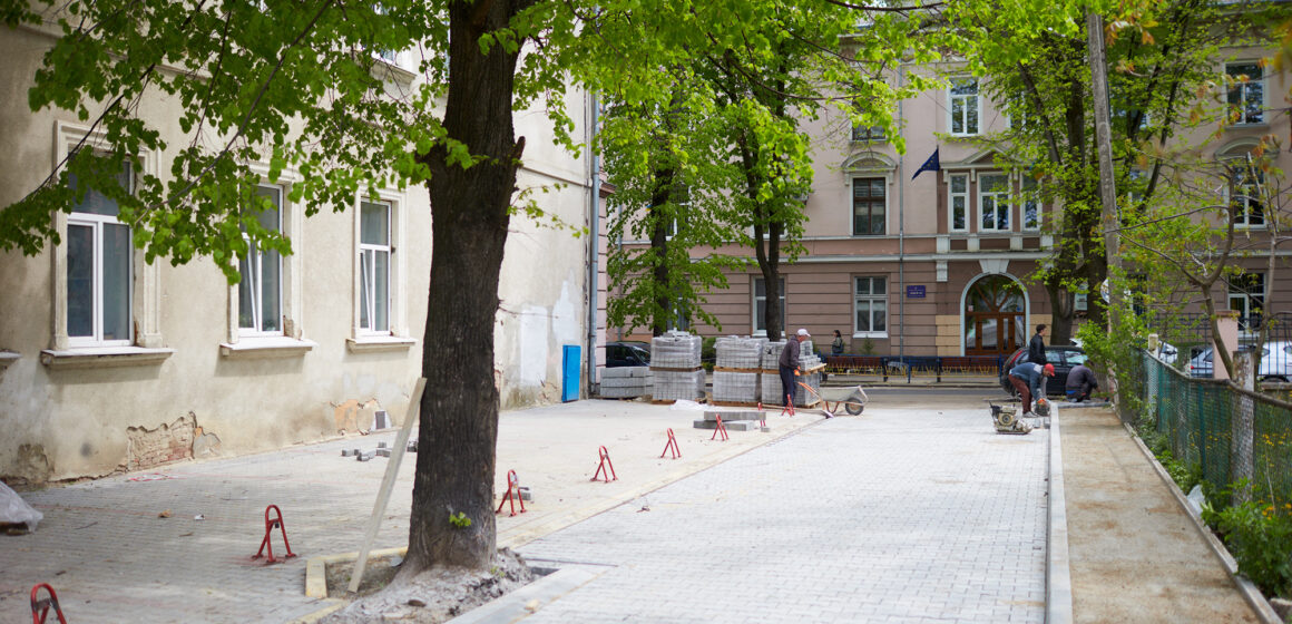 Весь час тут було болото: дворик у центрі Івано-Франківська отримає нове обличчя