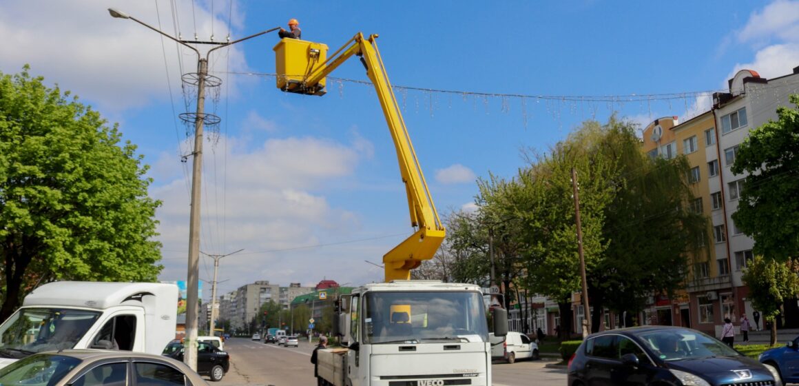 Буде ще світліше: у Калуші триває заміна світлодіодних вуличних ліхтарів (ФОТО)