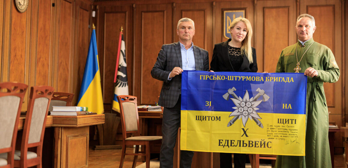 Військові капелани прикарпатської «десятки» подарували Світлані Онищук прапор бригади