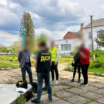 На Прикарпатті на хабарі викрито директора ліцею (ФОТО)