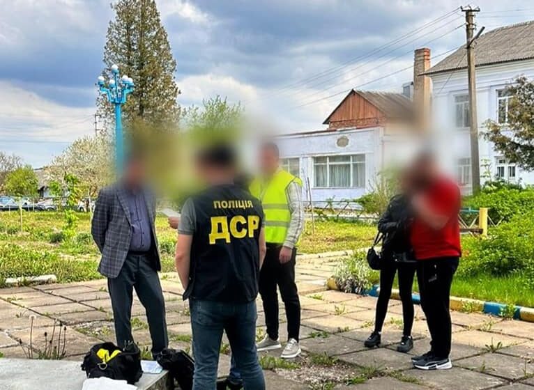 На Прикарпатті на хабарі викрито директора ліцею (ФОТО) На Прикарпатті на хабарі викрито директора ліцею (ФОТО)