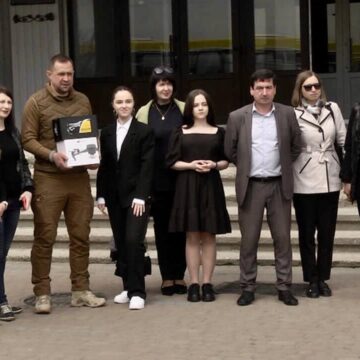 Коломийські ліцеїсти за кошти з благодійних ярмарків придбали дрон для “Едельвейсів”
