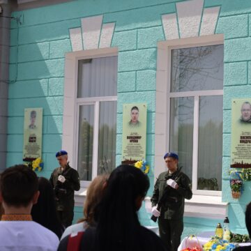 У Чернієві встановили пам’ятні дошки трьом захисникам, котрі загинули на війні