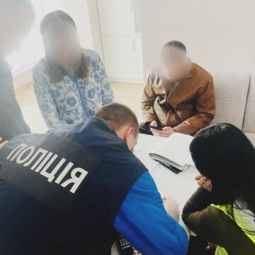 Продавала неіснуючий товар: кіберполіцейські Прикарпаття викрили інтернет-шахрайку