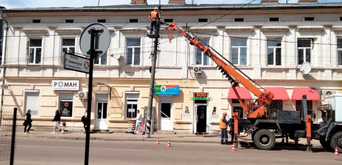 У центрі Коломиї енергетики встановлюють сучасну лінію електропостачання