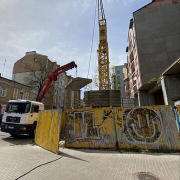 В Івано-Франківську нарешті демонтують баштовий кран на вулиці Михайла Мулика