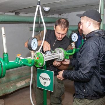 У франківських багатоповерхівках фахівці ІФТКЕ демонтують теплові лічильники