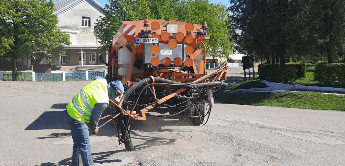 У Снятинській громаді розпочали поточні ремонти вулиць з асфальтним покриттям У Снятинській громаді розпочали поточні ремонти вулиць з асфальтним покриттям