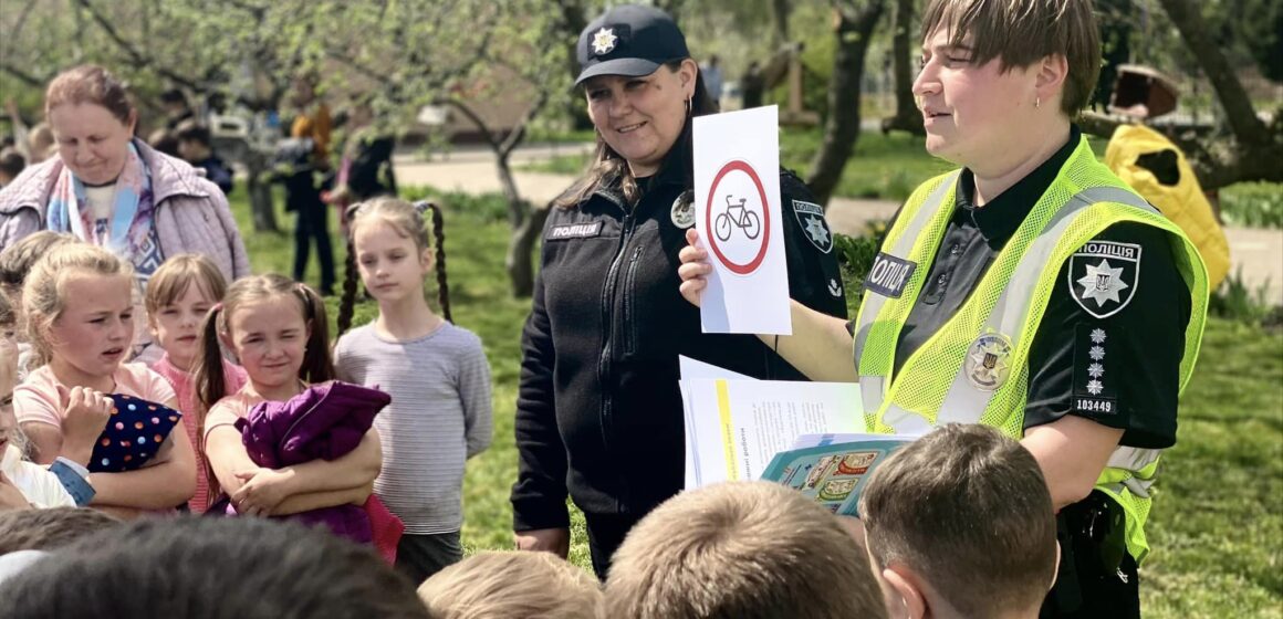 Прикарпатські поліцейські організовують для школярів пізнавальне дозвілля