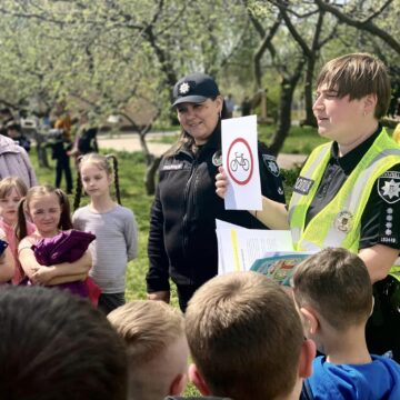 Прикарпатські поліцейські організовують для школярів пізнавальне дозвілля