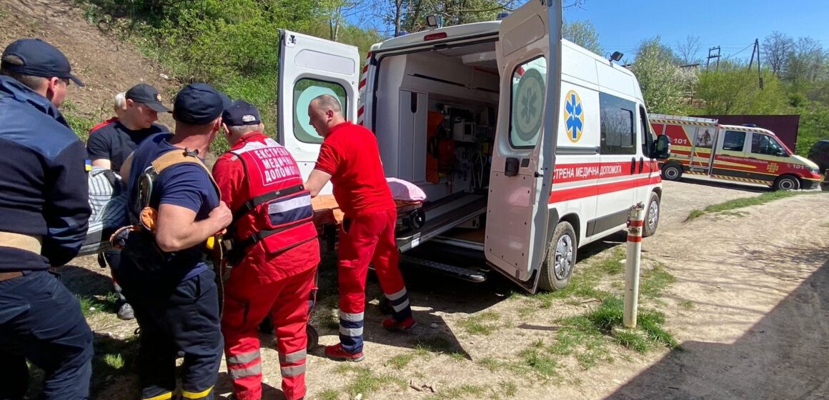 Рятувальники допомогли жінці, котра травмувала ногу на Вовчинецьких горах