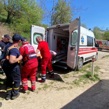 Рятувальники допомогли жінці, котра травмувала ногу на Вовчинецьких горах
