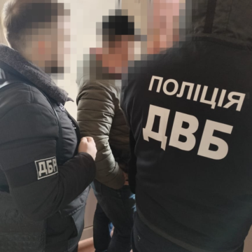 В Івано-Франківську судитимуть експоліцейського за організацію схеми переправлення військовозобов’язних через держкордон