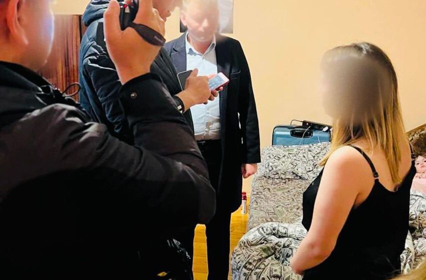 Продавала уявні  IPhone: кіберполіцейські  викрили 20-річну шахрайку з Прикарпаття