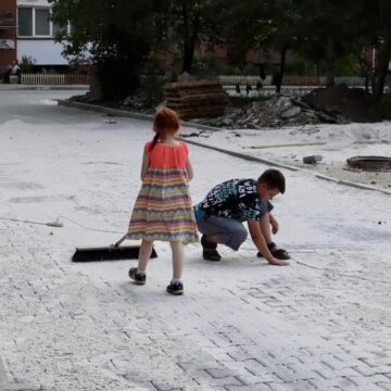 У Коломиї тривають ремонтні роботи у дворі на вулиці Мазепи (ФОТО)