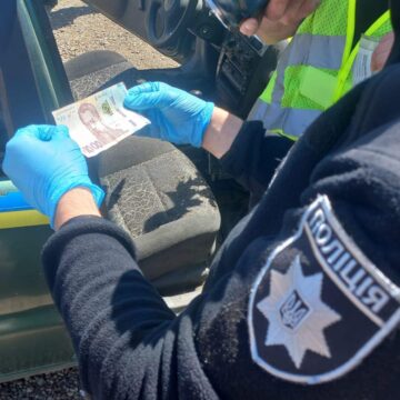 Авто перебувало під арештом: мешканець Львівщини хотів “відкупитись” від прикарпатських правоохоронців на блокпості