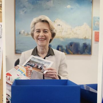 Відома калуська майстриня Розалія Боднарчук та учні ліцею №10 отримали зворушливий лист-подяку від Урсули фон дер Ляєн