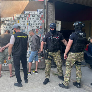 Калушанин організував незаконний канал продажу вогнепальної зброї: “зброяра” затримали “на гарячому” (ФОТО)