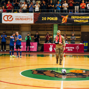 Поранений нацгвардієць з Франківщини зробив символічний стартовий пас на футбольному поєдинку