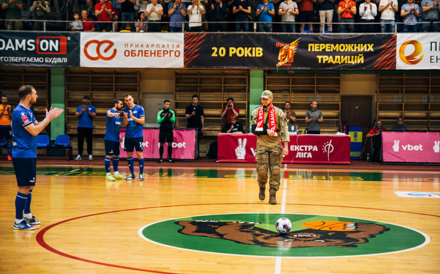 Поранений нацгвардієць з Франківщини зробив символічний стартовий пас на футбольному поєдинку