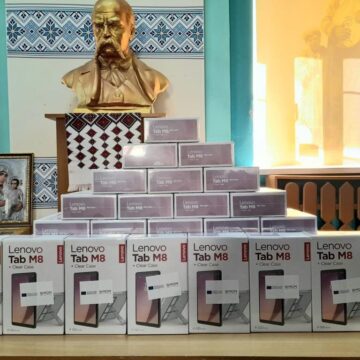 Діти Івано-Франківської громади отримали 32 планшети від міжнародних благодійників