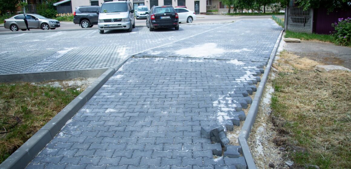 У Івано-Франківську брукують ще один двір на Хмельницького та тротуар на Довгій (ФОТО)