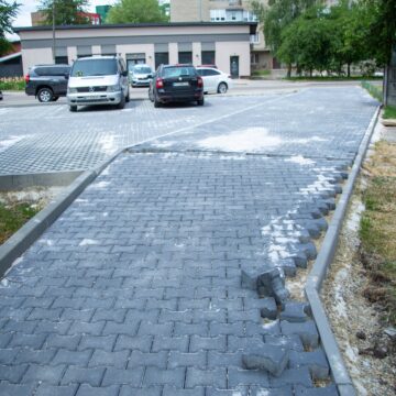 У Івано-Франківську брукують ще один двір на Хмельницького та тротуар на Довгій (ФОТО)