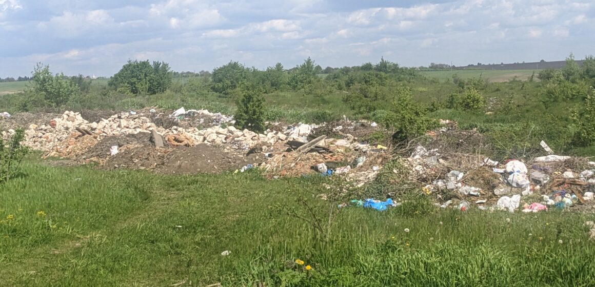 На Тлумаччині біля Дністра екологи виявили стихійне сміттєзвалище (ФОТО)