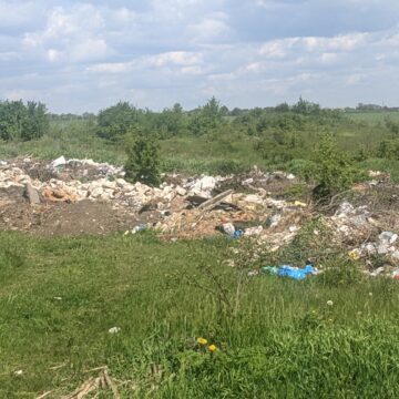 На Тлумаччині біля Дністра екологи виявили стихійне сміттєзвалище (ФОТО)