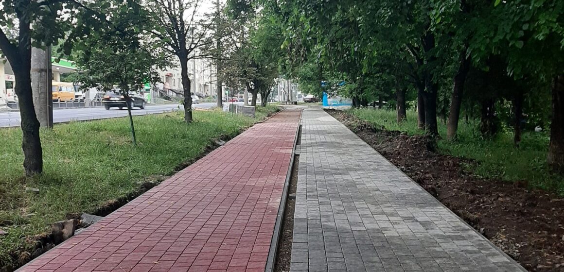 Нова бруківка, велодоріжка, буферна зелена зона: на Галицькій триває ремонт тротуару (ФОТО)