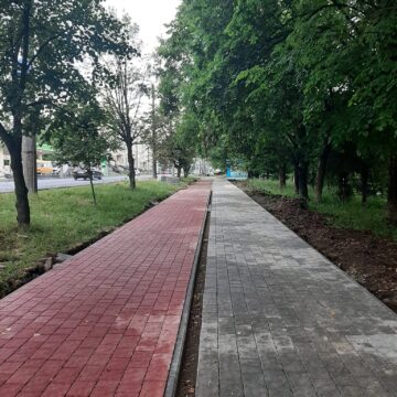 Нова бруківка, велодоріжка, буферна зелена зона: на Галицькій триває ремонт тротуару (ФОТО)