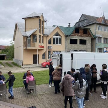 У Верховинській громаді шістдесят багатодітних сімей з числа ВПО отримали продуктові набори (ФОТО)