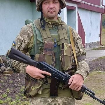 Остання дорога додому: на щиті повертається воїн Роман Чепілов з Богородчанської громади