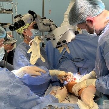 Почала вірити в дива: у Івано-Франківську хірург з Луганщини волонтерить і робить унікальні операції