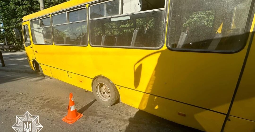 В Івано-Франківську нетверезий та позбавлений прав водій автобуса вчинив ДТП