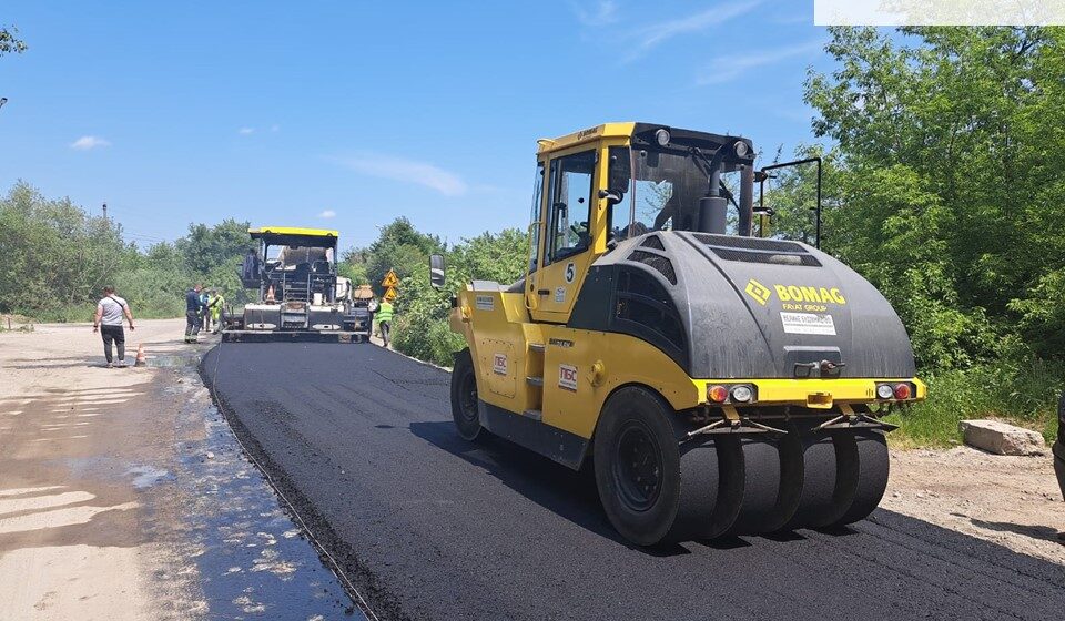 Попри війну, на Прикарпатті продовжується ремонт доріг