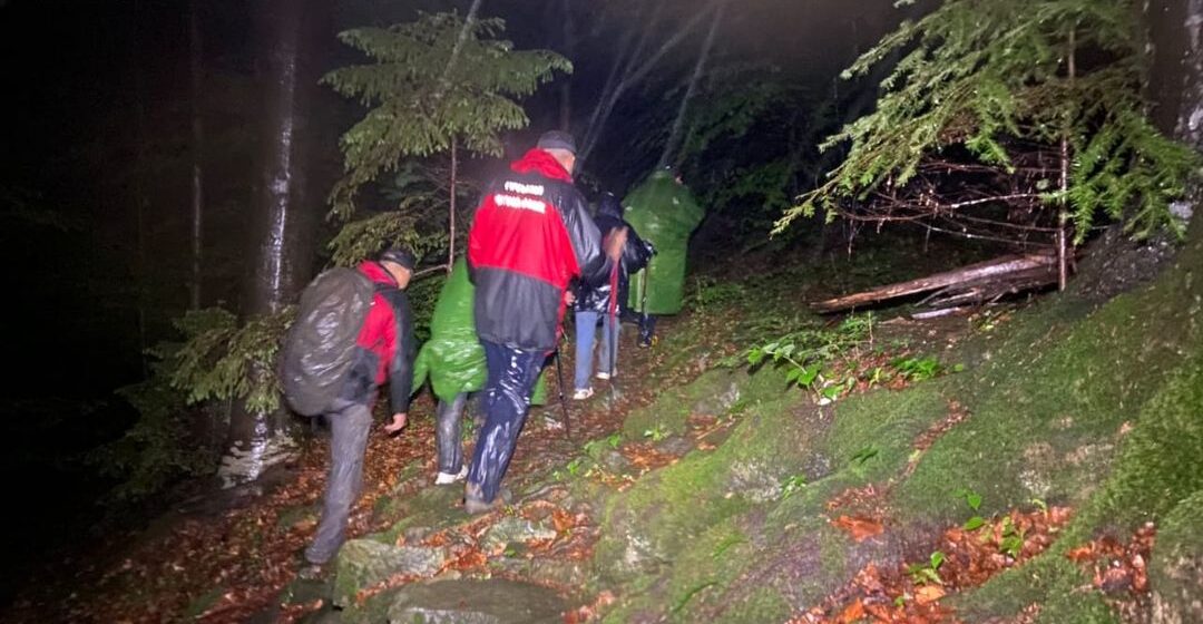 Гірські рятувальники розшукали двох туристок, які заблукали під час спуску з гори Хом’як