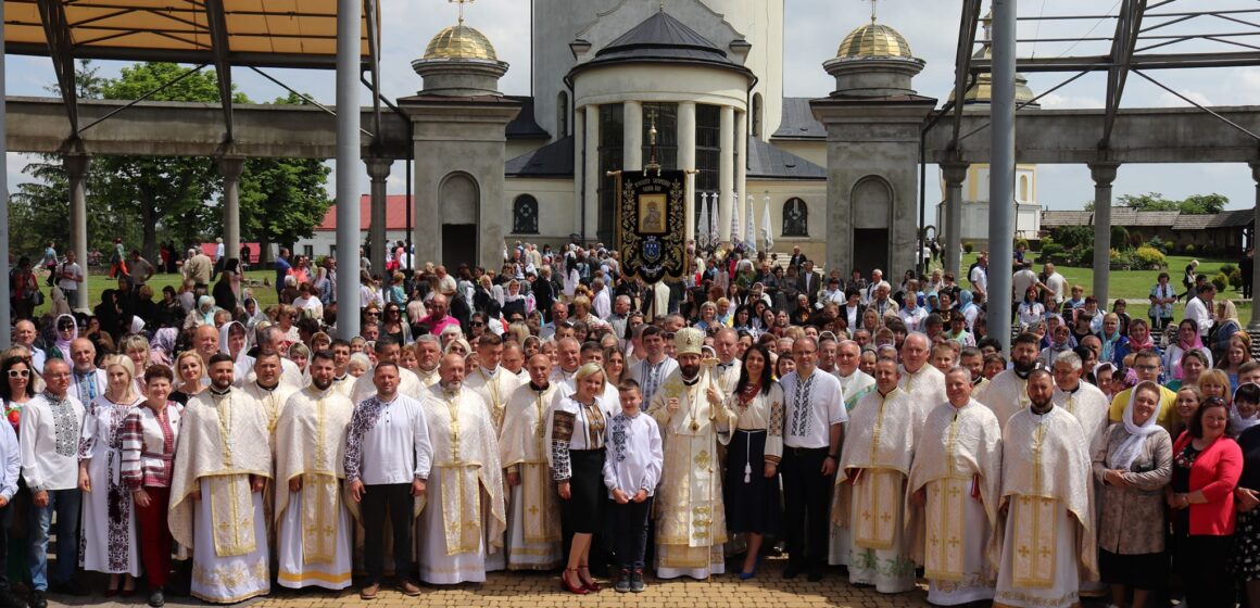 Чудотворна ікона Матері Божої на Ясній горі в Гошеві сьогодні зібрала для молитви та прощі і мешканців Калущини
