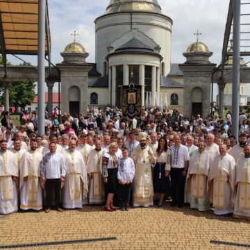 Чудотворна ікона Матері Божої на Ясній горі в Гошеві сьогодні зібрала для молитви та прощі і мешканців Калущини
