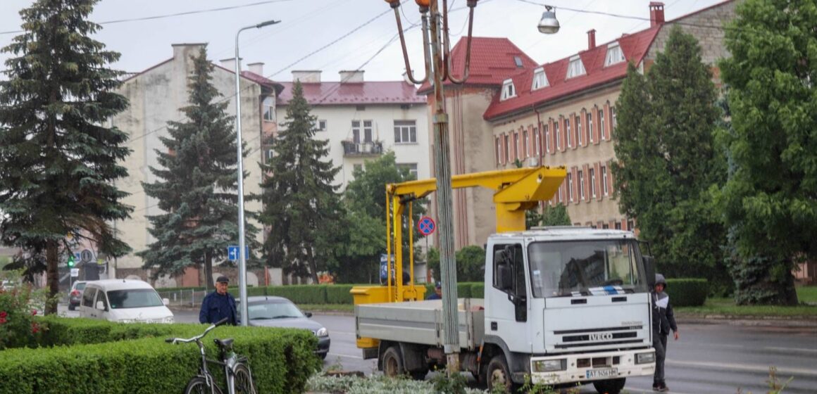 Увечері мешканці Калуша зможуть оцінити якість робіт зі встановлення нового вуличного освітлення на майдані Шептицького
