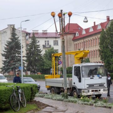 Увечері мешканці Калуша зможуть оцінити якість робіт зі встановлення нового вуличного освітлення на майдані Шептицького