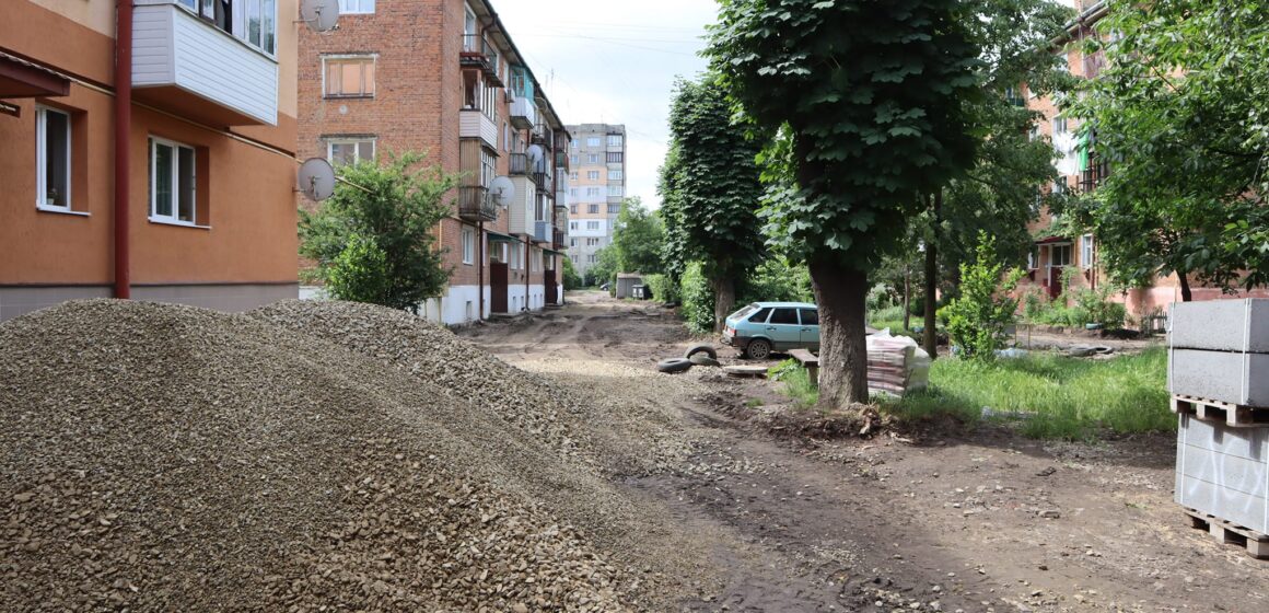 У Коломиї тривають ремонти дворів на вулиці Привокзальній