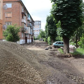 У Коломиї тривають ремонти дворів на вулиці Привокзальній